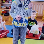 Filip prezentuje zdobyte medale.jpg