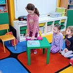 Iza pokazuje swoje zainteresowania.jpg