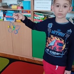 Jeremiasz pokazue co zrobił długopisem 3D .jpg