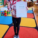 Maja prezentuje dyplom i medal.jpg