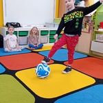 Kuba prezentuje swoją pasję.jpg