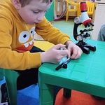 Michał szykuje preparat do mikroskopu.jpg