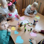 6.  Przygotowujemy walentynkowe serduszka naszym rodzicom_ koleżankom i kolegom..jpg