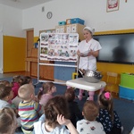 Pani Bożenka prezentuje akcesoria kuchenne.jpg
