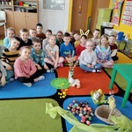 Pszczółki w oczekiwaniu na dekorowanie stolika.jpg