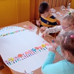 Wspólna praca nad dużą pisanką.jpg