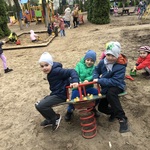 3. zabawy na placu.jpg
