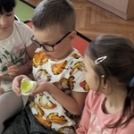 10. Dzieci oglądają aparat ortodontyczny na gipsowym modelu.jpg