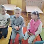 9. Chłopiec trzyma protezę szkieletową na gipsowym modelu.jpg