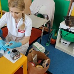 12. Mama Emilki demonstruje_ w jaki sposób można wykonać odlew.jpg