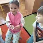 11. Dziewczynka trzyma metalową protezę zębową.jpg