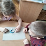 17. Dziewczynka pomaga koledze wykonać protezę zębową.jpg