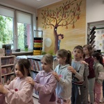 1. Dzieci zwiedzają pomieszczenia biblioteki.jpg
