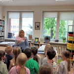 3. Dzieci słuchają opowiastek pani bibliotekarki.jpg