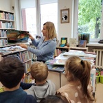 5. Bibliotekarka zapoznaje dzieci z różnymi rodzajami książek.jpg
