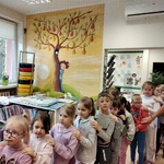 2. Dzieci zapoznają się z pomieszczeniami biblioteki.jpg