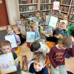 8. Dzieci prezenyują swoje ilustracje do książki.jpg