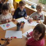 Dzieci rysują laurki 4.jpg