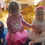 Dzieci oglądają fragmenty zabytkowych naczyń 2.jpg