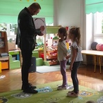 Występ magika z udziałem Izy i Liliany.jpg