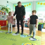 Występ magika z udziałem Julii i Nataniela.jpg