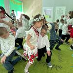 Dzieci tańczą Krakowiaka (7).jpg