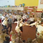 Dzieci tańczą Krakowiaka (5).jpg