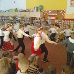 Dzieci tańczą Krakowiaka (6).jpg