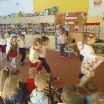 Dzieci tańczą Krakowiaka (4).jpg