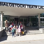 Dzieci przed Białostockim Teatrem Lalek 3.jpg