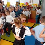 11. Dzieci tańczą Krakowiaka.jpg