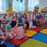 13. Rodzice słuchają wierszy recytowanych przez dzieci..jpg
