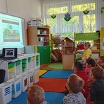 Oglądanie filmu edukacyjnego.jpg