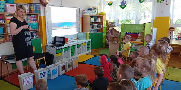 Spotkanie edukacyjne - osoba prowadząca.jpg