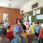 2. Dzieci zwiedzają pokój nauczycielski..jpg