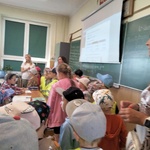 3. Dzieci zapoznają się z salą lekcyjną..jpg