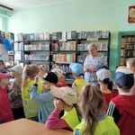 5. Dzieci zapoznają się z księgozbiorem biblioteki szkolnej..jpg