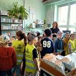 4. Dzieci zwiedają szkolną bibliotekę..jpg