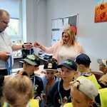 14. Dzieci otrzymują pamiątkowe medale..jpg