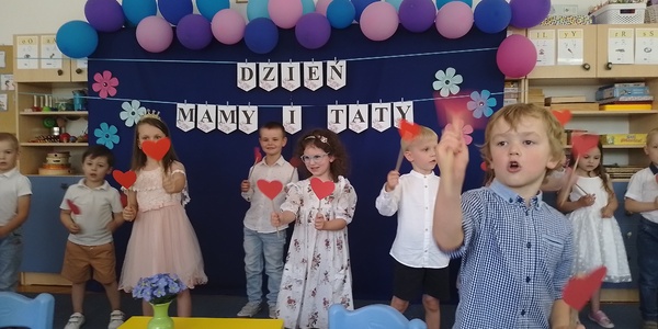 Dzieci tańczą z serduszkami.jpg