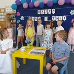 Olivia i Żenia mówią wiersz.jpg