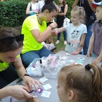 Animatorki wykonują brokatowe tatuaże dla dzieci.jpg