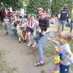 Dzieci i rodzice podczas zabawy w przeciąganie liny.jpg