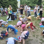 Dzieci podczas zabawy z pomponami6.jpg