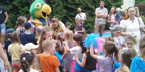 Dzieci witają papugę Paaro.jpg