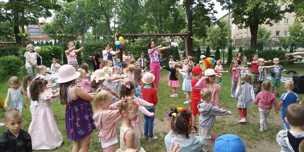 Tańczące dzieci (6).jpg