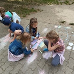 Dzieci rysują po chodniku kredą (2).jpg