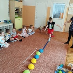 Chłopiec idzie po taśmie.jpg