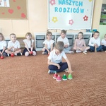 Chłopiec gra na dzwonkach.jpg