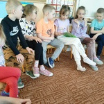 Sara czyta dzieciom. (2).jpg